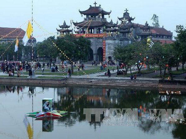 แนวร่วมปิตุภูมิส่วนกลางเวียดนามเยี่ยมเยือนชาวคริสต์ในคริสตจักรหล่างเซิน-กาวบั่ง